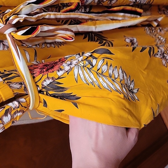 Lane Bryant Womens Jumpsuit Yellow Floral Tie Waist V Neck in Size 16 - Picture 5 of 14